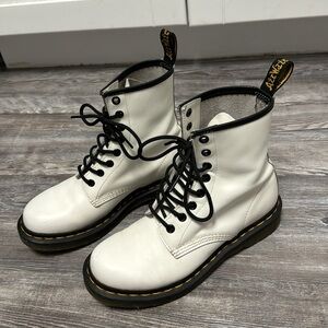 WHITE DOC MARTENS
